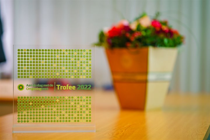 ADS trofee 2022 met bloemen