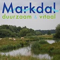 Foto van het landschap ten zuiden van Breda: je ziet een meanderende beek door het grasland gaan. Erboven staan de woorden Markdal duurzaam & vitaal, ook weer met een meanderende blauwe beek door de letters heen.