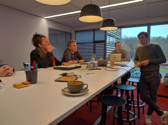 Foto met 2 DSO-LV ontwikkelaars in gesprek met derden over toepassing DSO API's